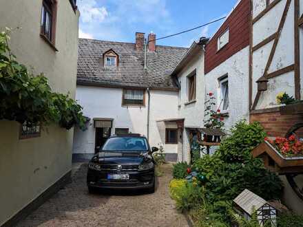 Sanierungsbedürftiges Einfamilienhaus mit Garten