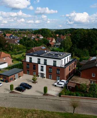 Sehr schöne 3-Zimmer-Terrassenwohnung mit kleinem eigenen Garten, Einbauküche vorhanden, großer HWR