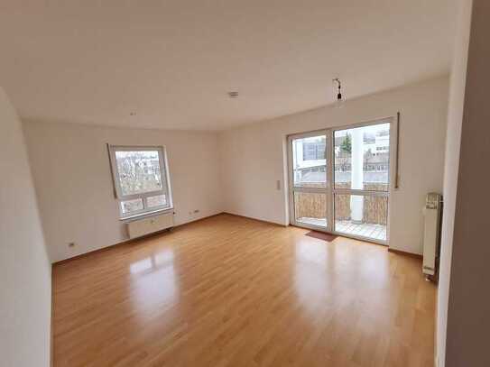 Helle 2-Zimmer-Wohnung mit Balkon, Aufzug und Stellplatz in Wiesbaden Südost – gut angebundene Lage