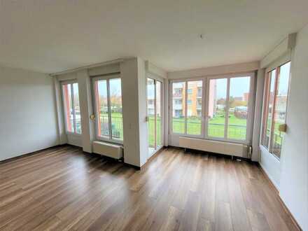 // JETZT EINZIEHEN - Balkon - Einbauküche - Stellplatz TG //