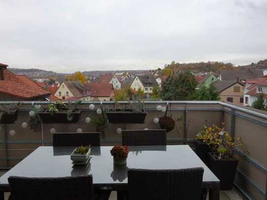 Neuwertige 4-Zimmer-Maisonette-Wohnung mit Balkon in Walheim