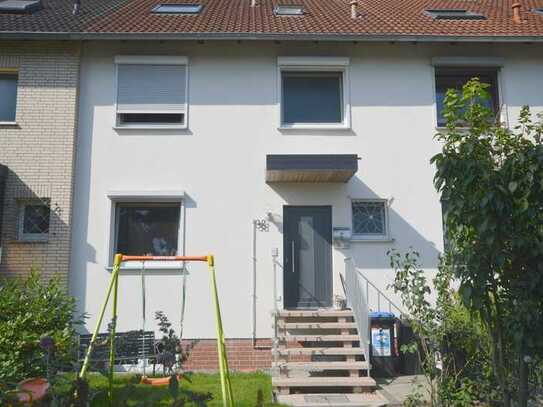 Kernsaniertes Reihenmittelhaus mit großer überdachter Terrasse, Balkon und Garage in Engelbostel