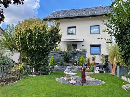 TOP GEPFLEGTES & SANIERTES ZWEIFAMILIENHAUS MIT TRAUMHAFT ANGELEGTEM GARTEN