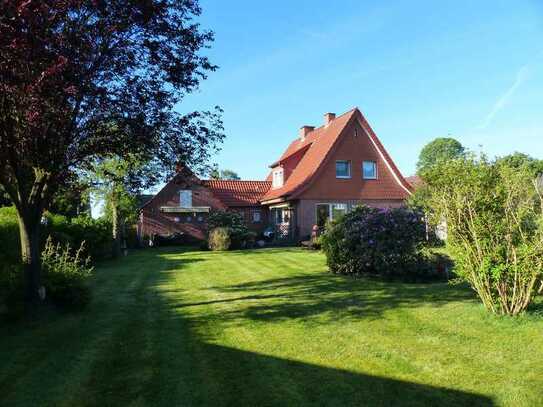 Freistehendes, gepflegtes Einfamilienhaus mit Anbau und parkähnlichem Garten