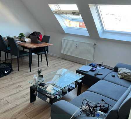 möblierte, Uni-nahe 2-Zimmer-DG-Wohnung mit Einbauküche in Bochum, NK inkl. Heizung