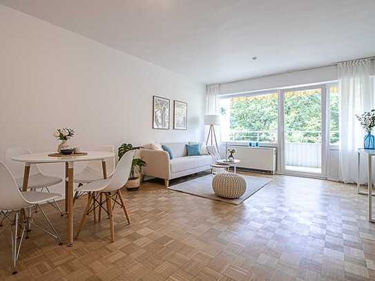 leerstehende, moderne Wohnung mit Parkett, Balkon und Einbauküche