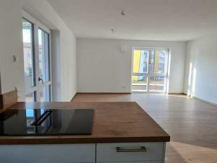 ...Große, moderne 3-Zimmer-Wohnung mit hochwertiger EBK und 12m² überdachtem Süd-Balkon...
