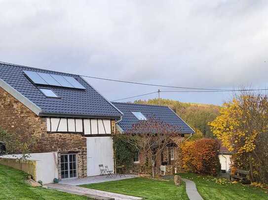 Altes Bruchsteinhaus, aufwendig modernisiert mit ausgebauter Scheune.