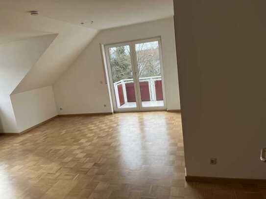 Ansprechende und vollständig renovierte 3-Raum-DG-Wohnung mit EBK in Miltenberg