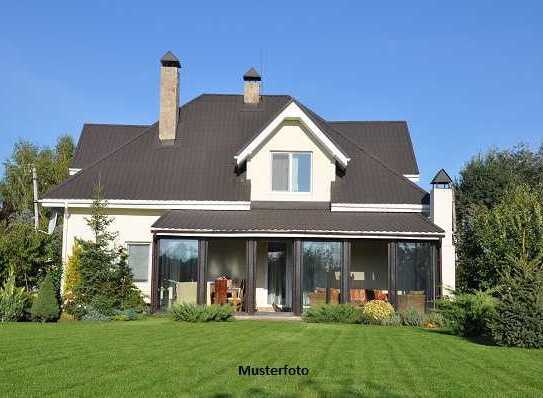 Freistehendes Einfamilienhaus mit Garage und Carport