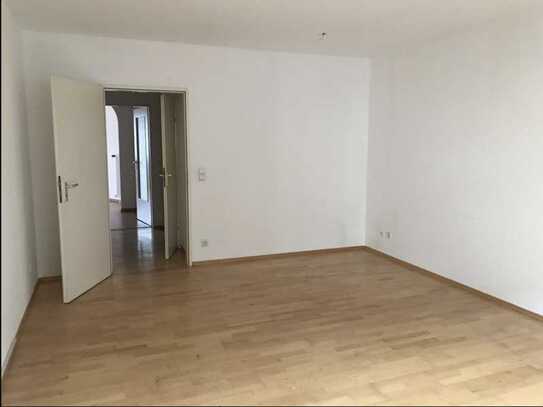 Frisch renovierte zwei Zimmer Wohnung mit Balkon (Bilder sind von vor der letzten Renovierung)