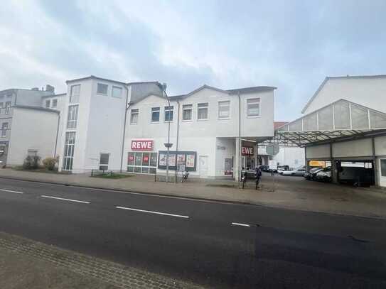 Zentral gelegener Supermarkt an der Bundesstraße inkl. Parkplatz zu vermieten!