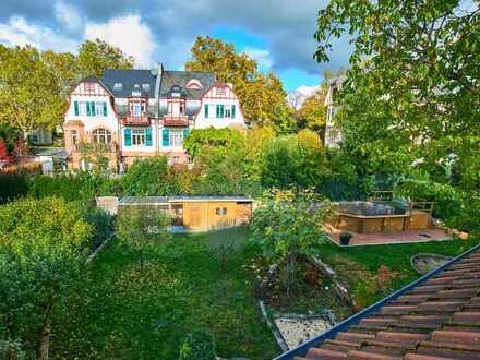 Sanierte Altbauvilla mit Doppelgarage, Park und Pool