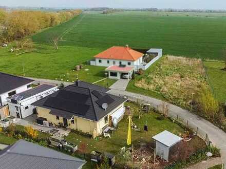 Modernes Wohnen mit Panoramablick: Winkelbungalow mit Photovoltaikanlage und hoher Energieeffizienz