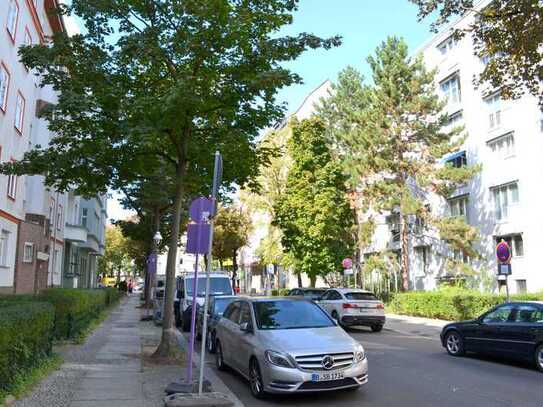 Große Eigentumswohnung mit Balkon*Lift*frisch geschliffenes Parkett*Stuck*City West