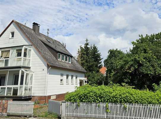 Gut geschnittener Bauplatz nebst Bestands-Zweifamilienhaus