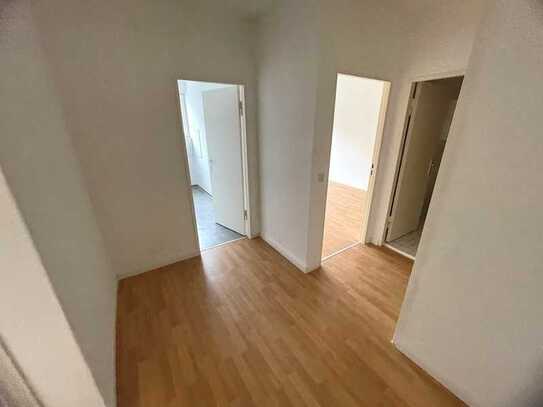 Tapezieren, einziehen und wohlfühlen! 2-Zimmer Wohnung mit großzügigem Balkon.