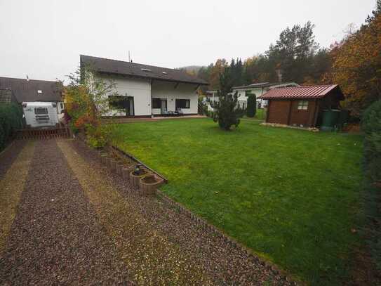 GÜNSTIGES ZWEIFAMILIENHAUS MIT GARAGE UND GARTEN