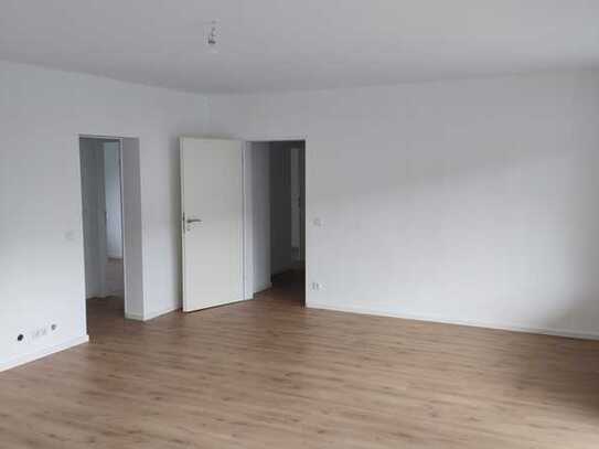 Erstbezug nach Sanierung: Moderne 4-Zimmer-Wohnung mit Südbalkon