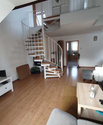 Schöne und gepflegte 2,5-Zimmer-Maisonette-Wohnung mit Loggia und EBK in Landau