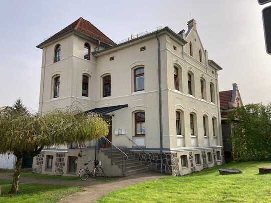 Große Dachgeschosswohnung - Einbauküche - Keller - Stellplätze - Garten optional.....