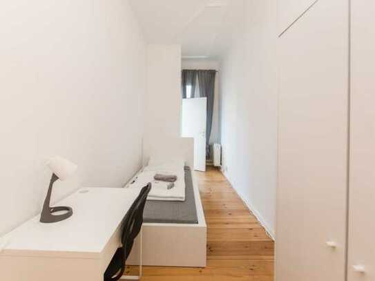 Alluring single bedroom in a 4-bedroom apartment near U Boddinstr. metro station
