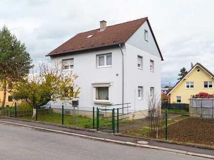 Freistehendes Zweifamilienhaus mit Garage und großem Garten