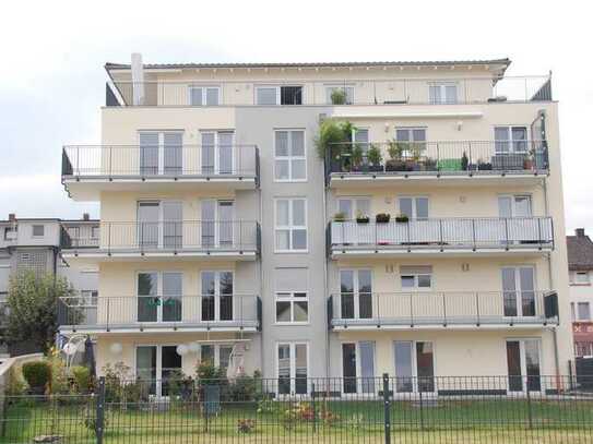 Neuwertige 4-Raum-Wohnung mit Balkon und Einbauküche in Kelkheim (Taunus)