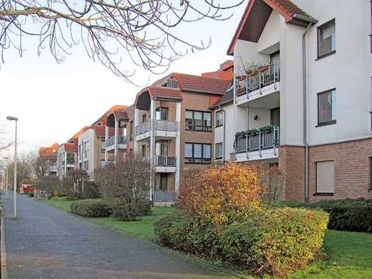 Dormagen-Rheinfeld, helle 2-Raumwohnung im 1. OG mit Laminatboden, Wannenbad und Südbalkon.