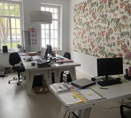 Schönes großes Büro