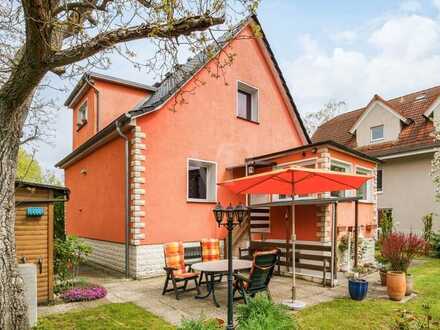 Wohnen auf höchstem Niveau: Traumhaftes Haus mit liebevoll angerichteten Garten !
