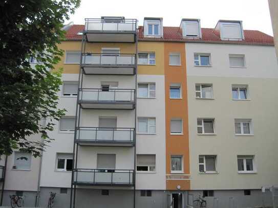 Renovierte 2 Zimmer-Wohnung mit Balkon und Einbauküche!