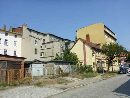 sonniges Baugrundstück in Bahnhofsnähe mit Baugenehmigung für zwei Stadthäuser
