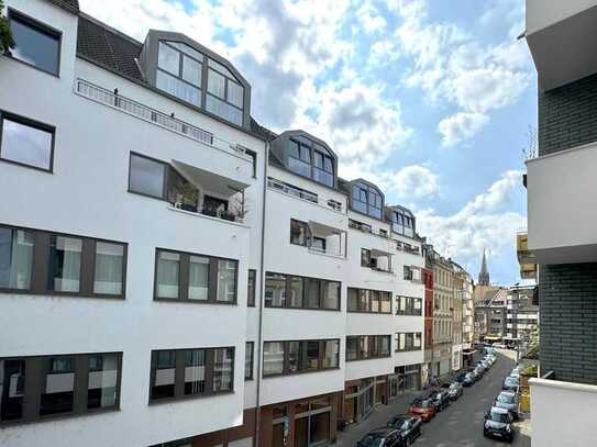 Zentral gelegene, renovierte 2-Zimmer-Balkonwohnung in ruhiger Seitenstraße mit weitem Blick