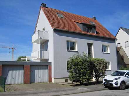 Freistehendes 4 Familienhaus + 3 Balkone + 3 Garagen, ca. 262 m² Wfl., 740 m² Erbpacht-Grundstück.