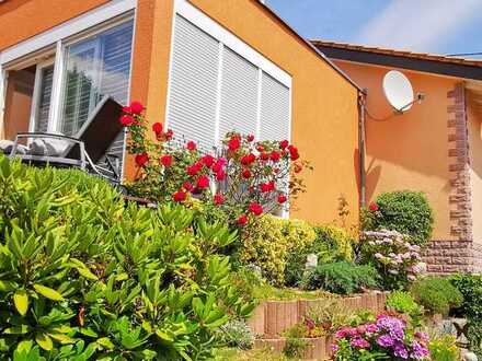Charakteristisches Einfamilienhaus in bevorzugter Lage mit malerischem Garten und Einliegerwohnung