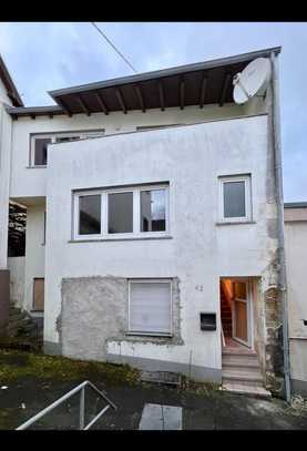 Sanierungsbedürftiges Reihenhaus mit Balkon in Adenau