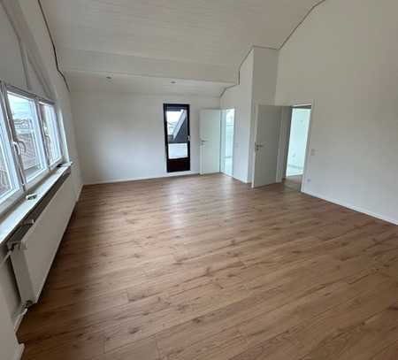 Renovierte 3-Zimmer-Dachgeschosswohnung mit ca. 92 qm, Loggia+Außenstellplatz ab sofort zu vermieten