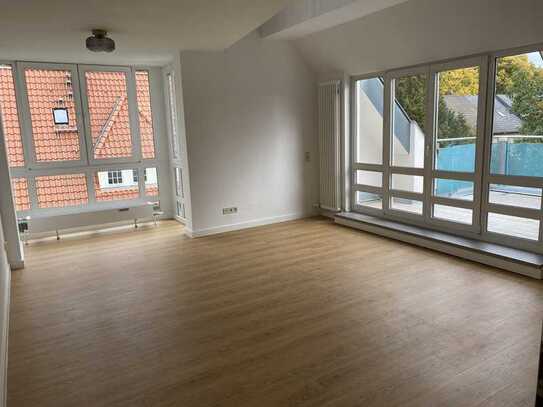 Wirklich schöne, sonnige DG-Maisonette mit Loft-Charakter, neue EBK, 2 Balkone, Fahrstuhl, renoviert