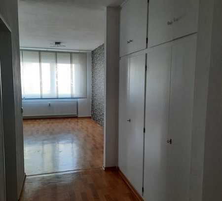 Stilvolle, geräumige 1-Zimmer-Wohnung mit Balkon und EBK in Bischofsheim