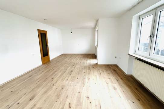 Lichtdurchflutete 3-Zimmer-Wohnung mit Einbauküche und großer Terrasse in Karlsfeld