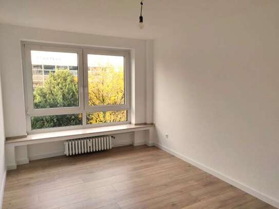 Exklusive 2-Zimmer SINGLE-Wohnung, EBK, Balkon, 2.OG, Unterrath, Erstbezug nach Sanierung