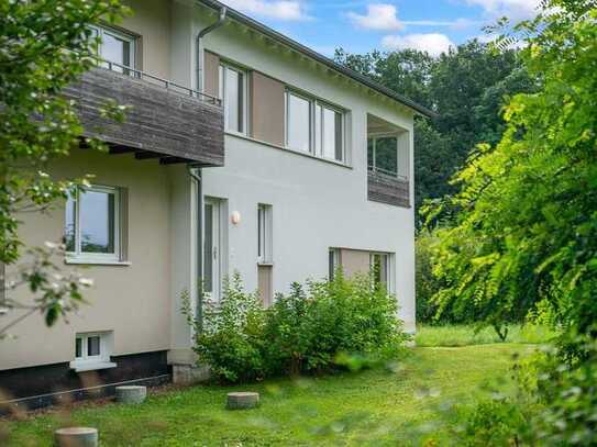 Zweifamilienhaus in der Form von 2 Doppelhaushälften
auf einem großzügigen Ortsrandgrundstück