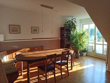 Exklusive 3-Zimmer-Dachgeschosswohnung mit Balkon und Einbauküche in Wolfratshauesen
