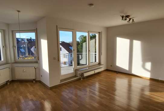 Helle, 2022 renovierte 3 Zimmer Wohnung  mit großem Balkon und naher S-Bahn Anbindung