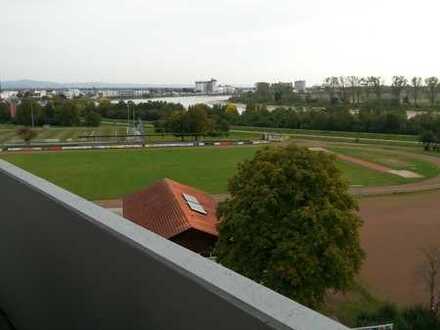 Sehr schöne 4-Zimmer Wohnung, unverbauter Blick auf den Rhein, Balkon, Einbauküche,Keller