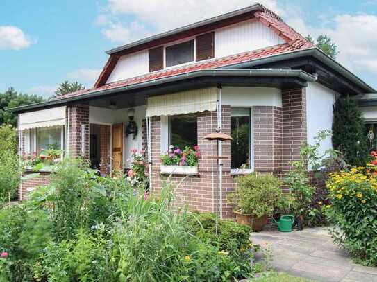 NEUER PREIS: Bezugsfreier Bungalow mit Pool, Gartenteich und Wintergarten in gefragter Lage