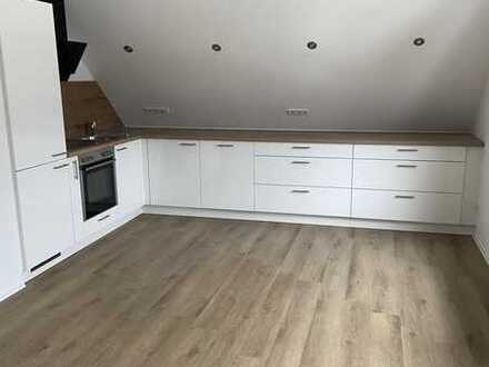 Erstbezug nach Sanierung: exklusive 2-Zimmer-DG-Wohnung in Freigericht Neuses
