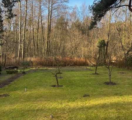 Traumgrundstück mit unverbauten Blick und kleinem Gebäude am Wald