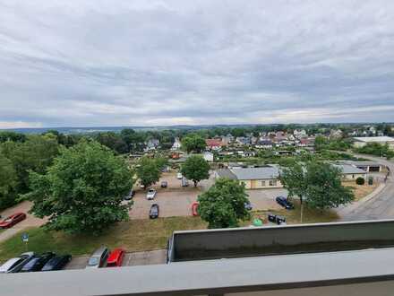 schöne renovierte DG-Wohnung mit zwei Zimmern sowie Balkon und Einbauküche